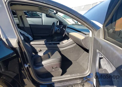 2022 Tesla Model Y Performance Dual Motor All-Wheel Drive z USA, uszkodzony, nr VIN 7SAYGDEF9NF411024